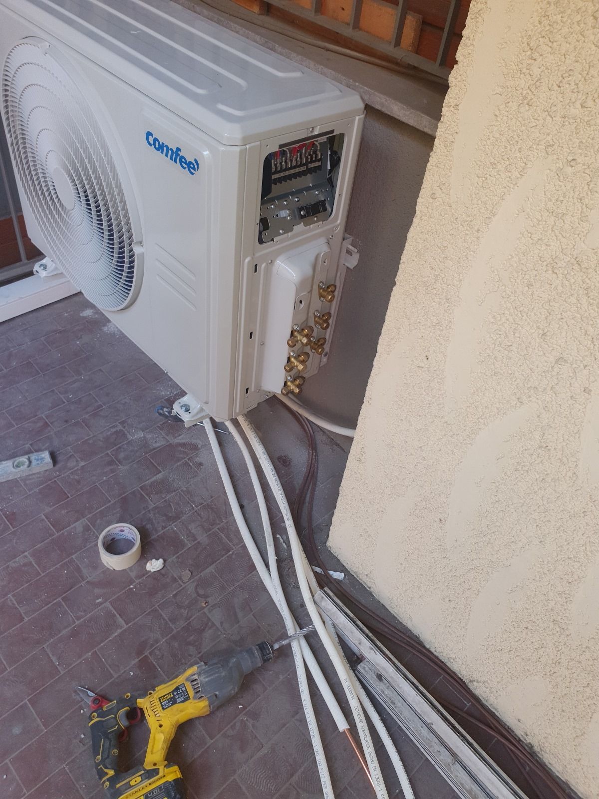 Un ventilatore viene installato sul lato di un edificio