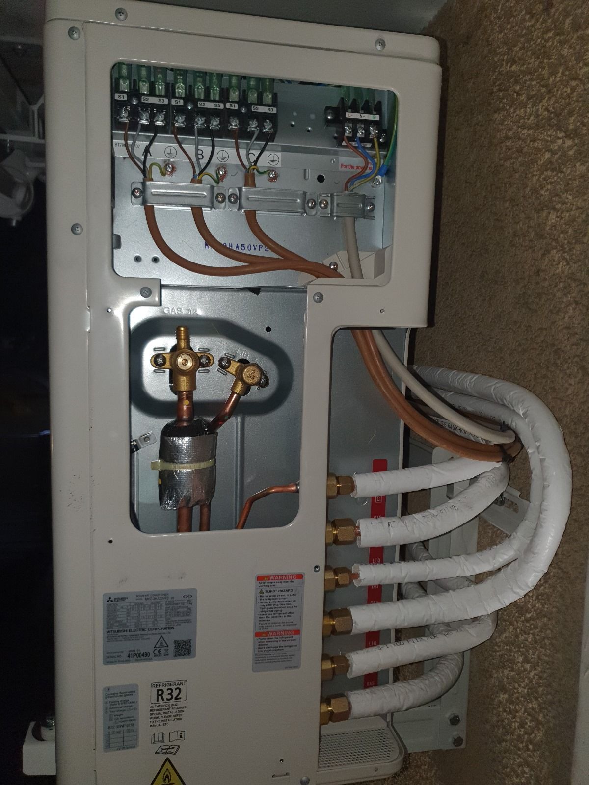 Una scatola bianca da cui escono molti fili