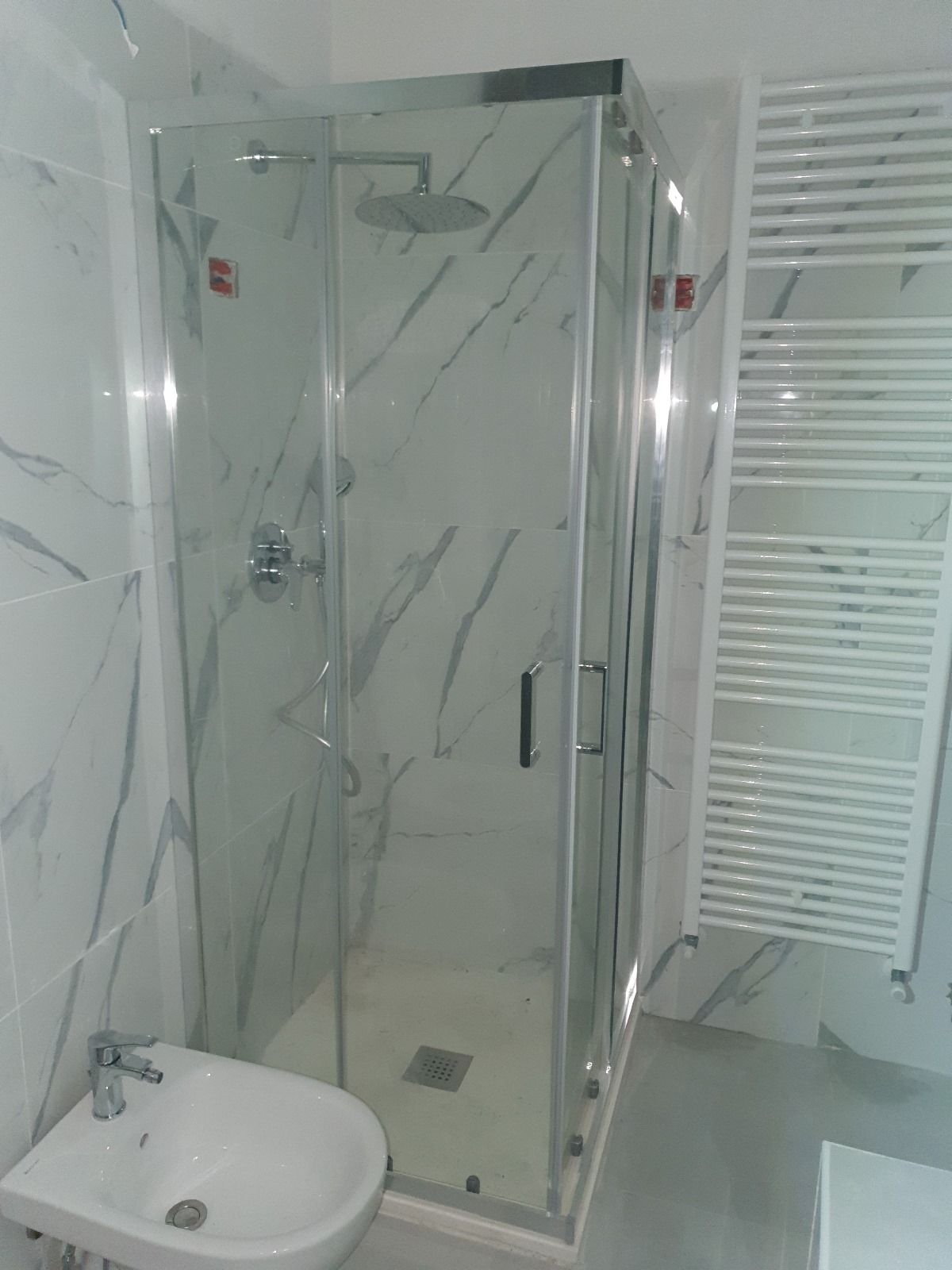 Un bagno con wc, lavandino e box doccia.