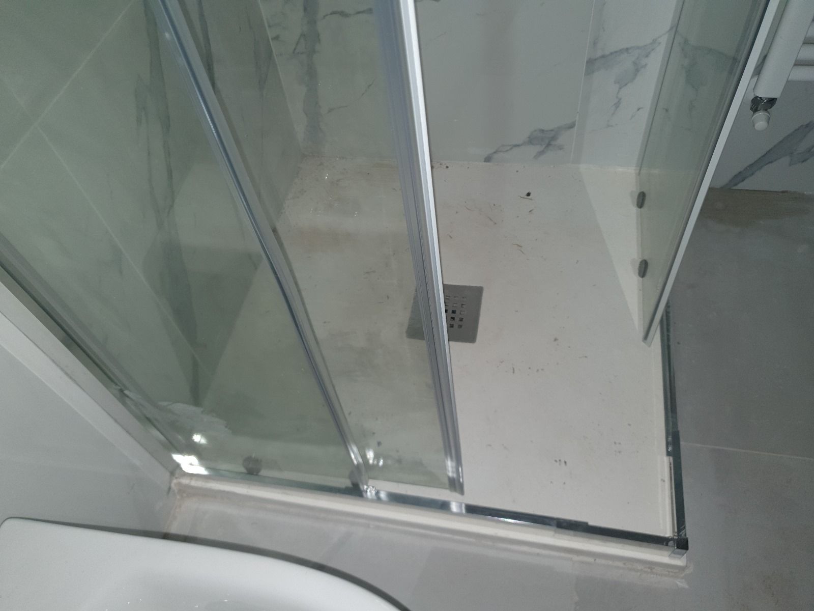 Un bagno con porta doccia scorrevole in vetro e WC.