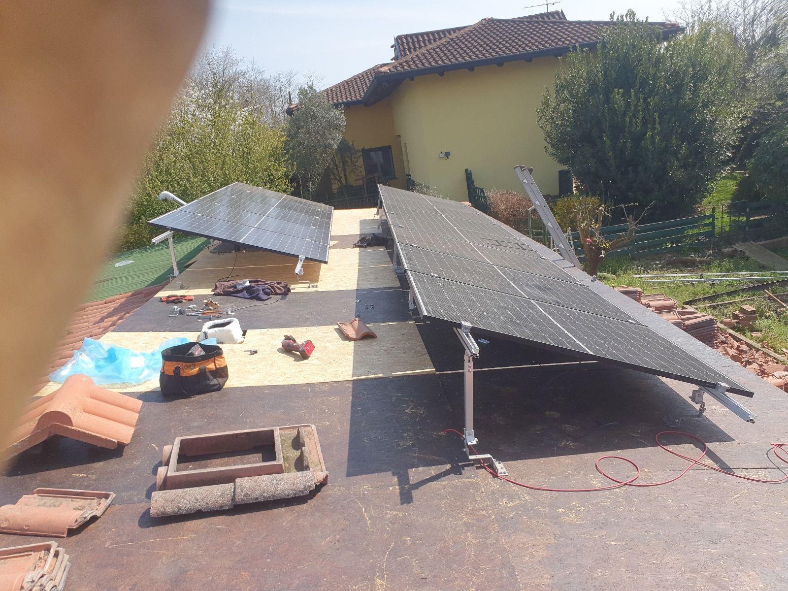 Un pannello solare viene installato sul tetto di una casa.
