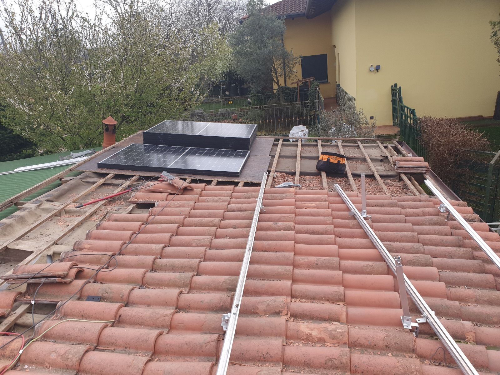 Un tetto su cui sono installati pannelli solari