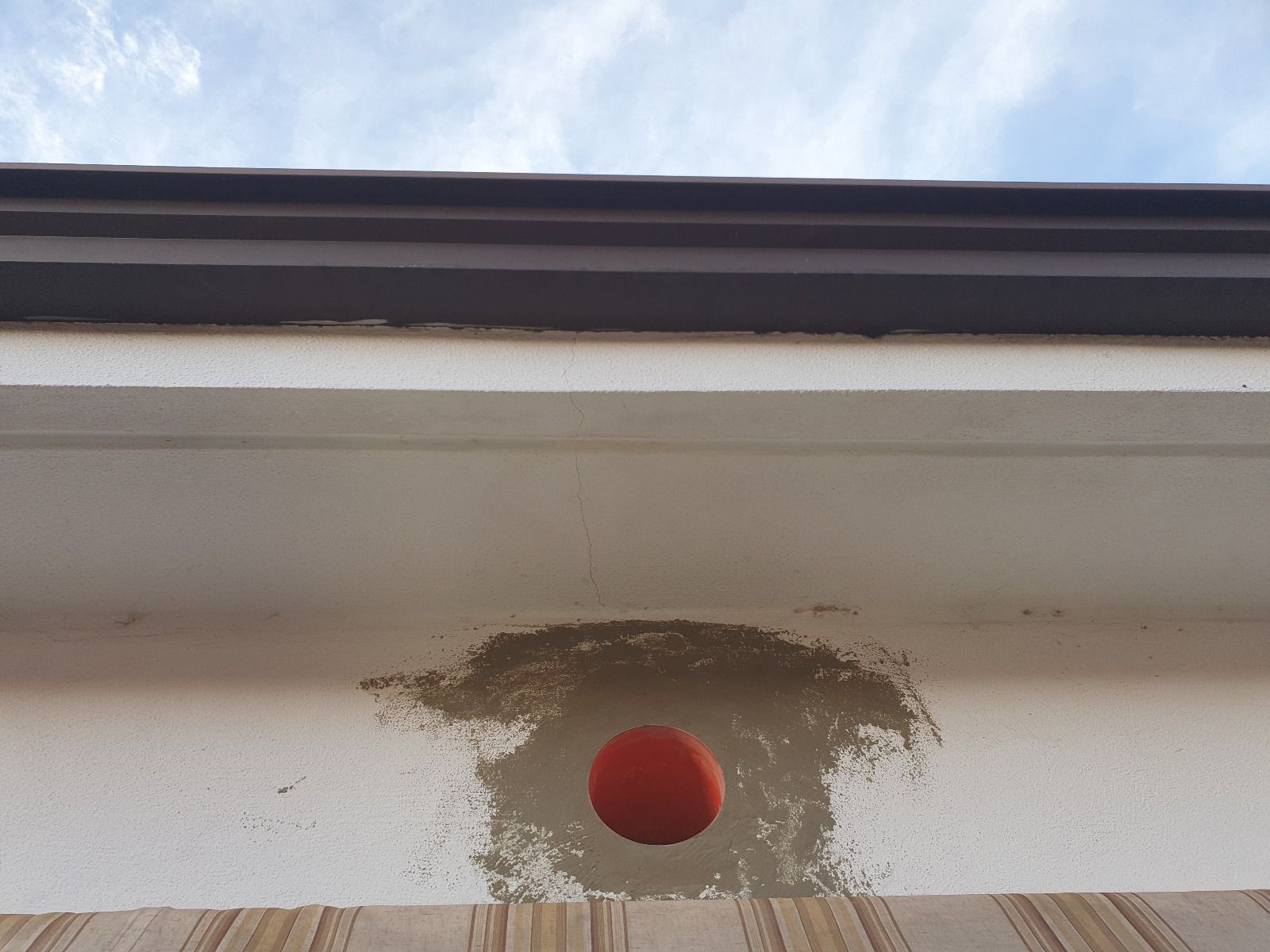 Una palla rossa è appesa al soffitto di un edificio.