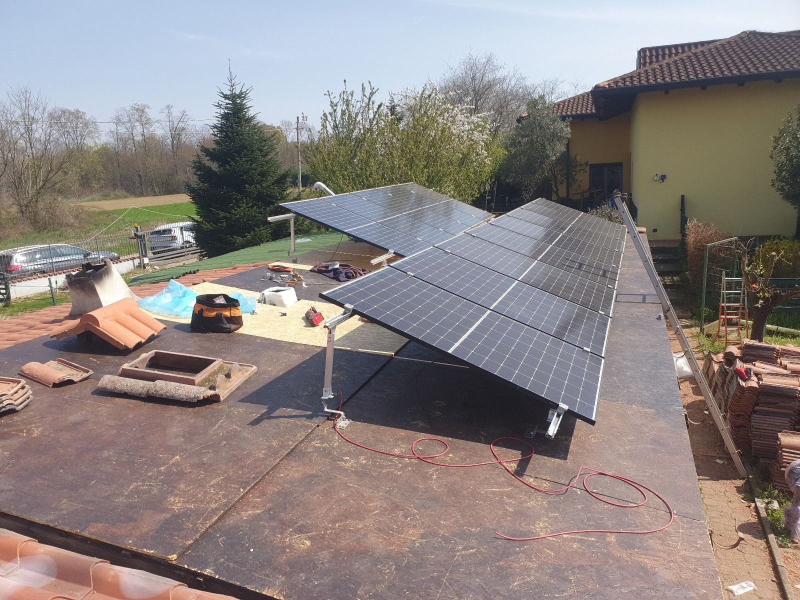 Una fila di pannelli solari posizionati sulla cima di un tetto