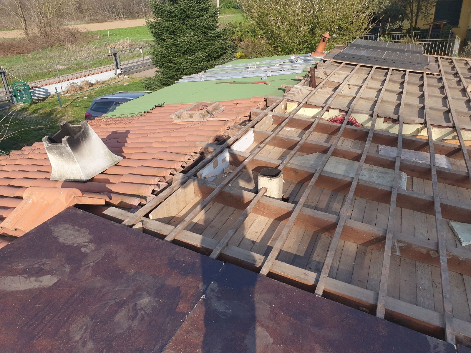 Un tetto di legno con un camino sopra