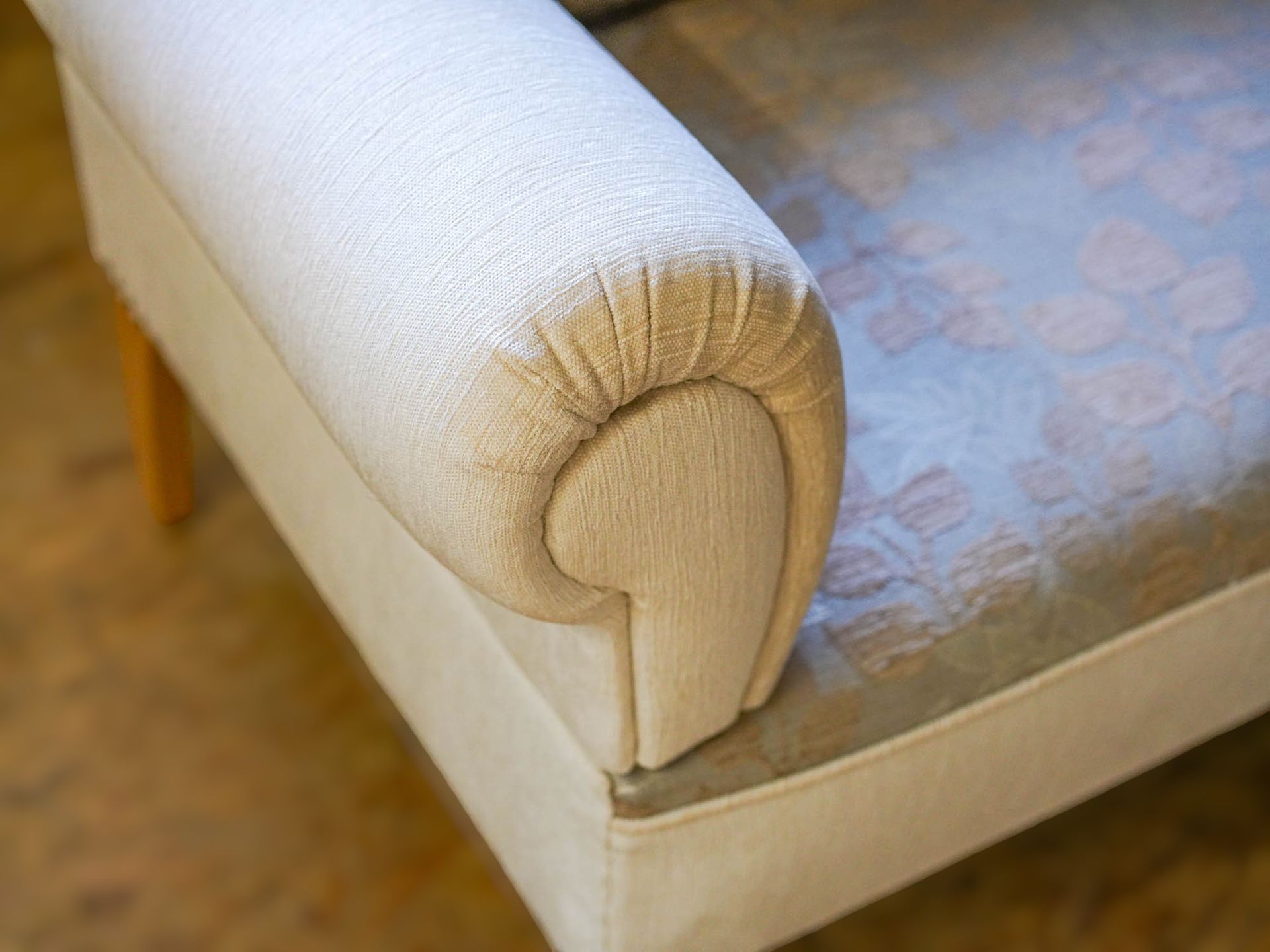 Eine Nahaufnahme der Armlehne eines Sofas
