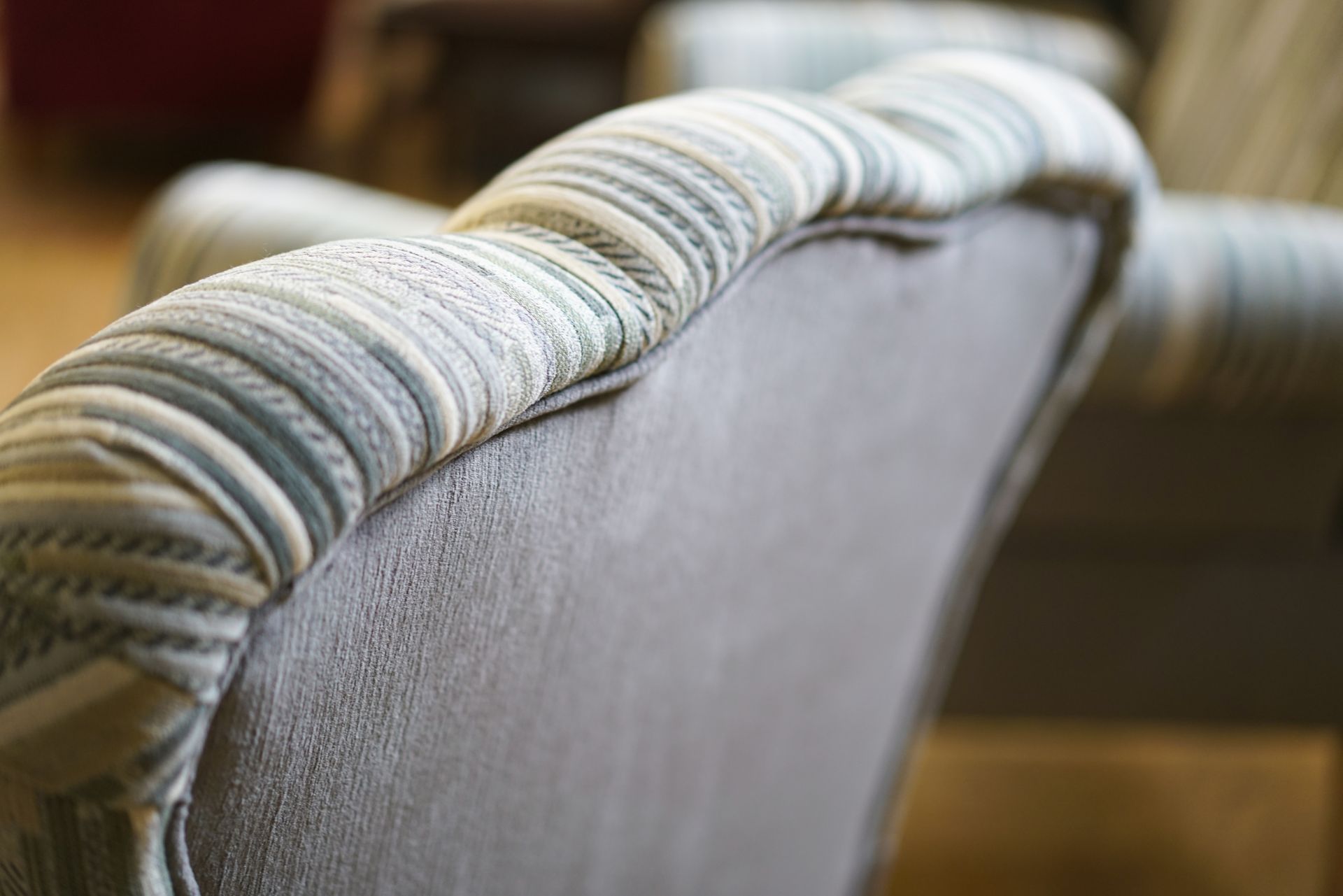 Nahaufnahme der Rückenlehne eines Sessels mit gestreiftem Stoff