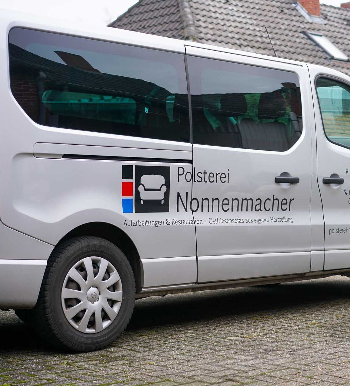 Lieferwagen mit der Aufschrift „Polsterei-Nonnenmacher“