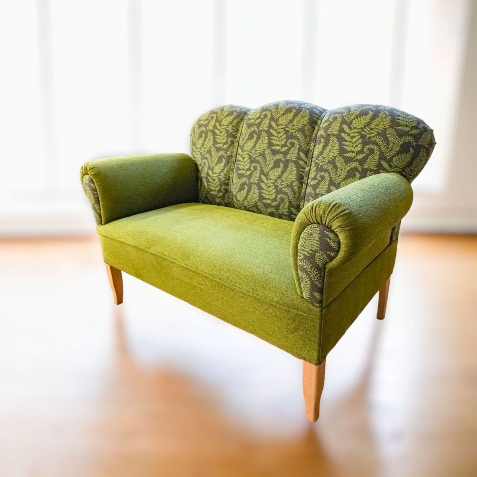 Ein grünes Sofa mit Muster darauf