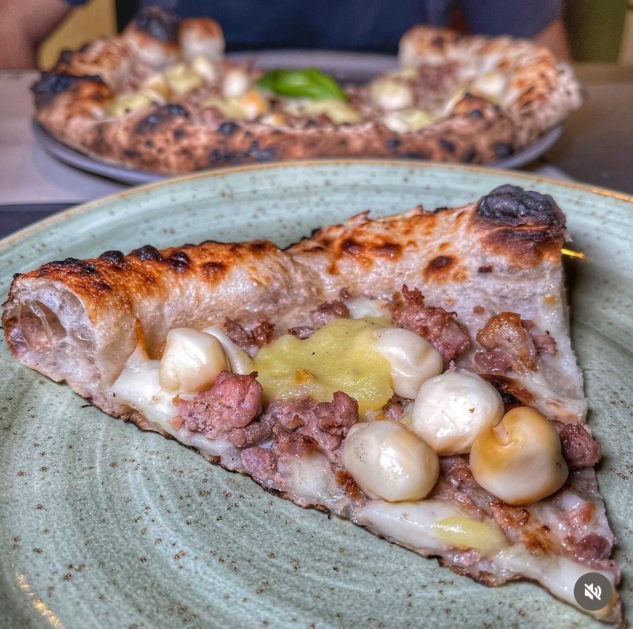 Un primo piano di una fetta di pizza su un piatto