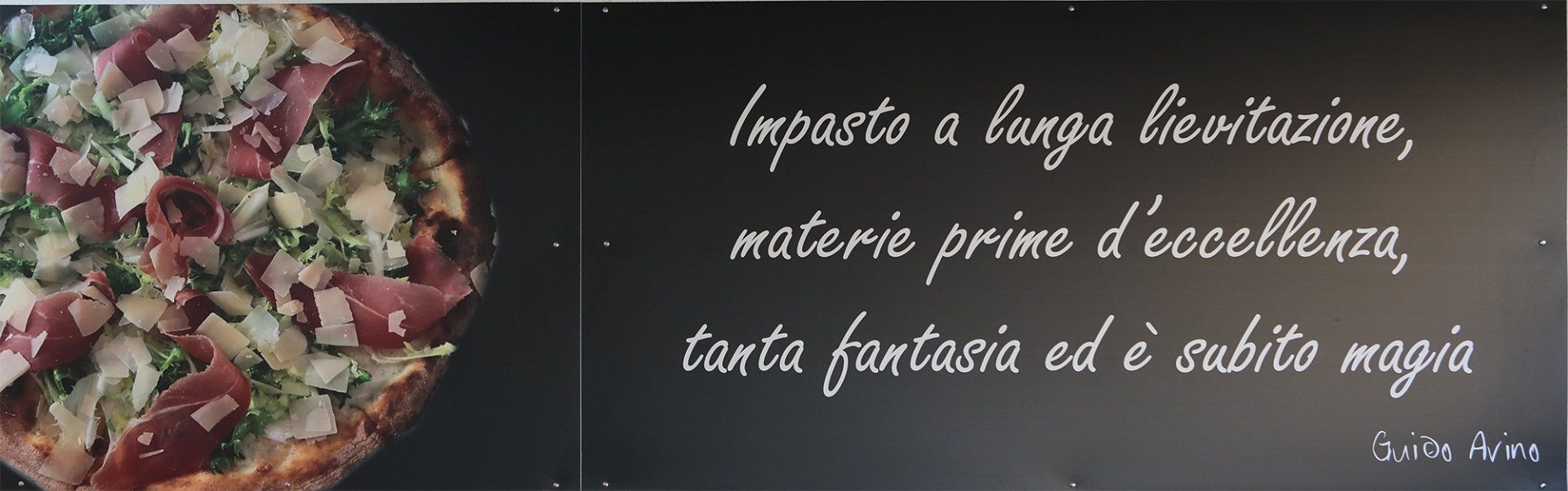 Una foto di una pizza con una citazione in italiano