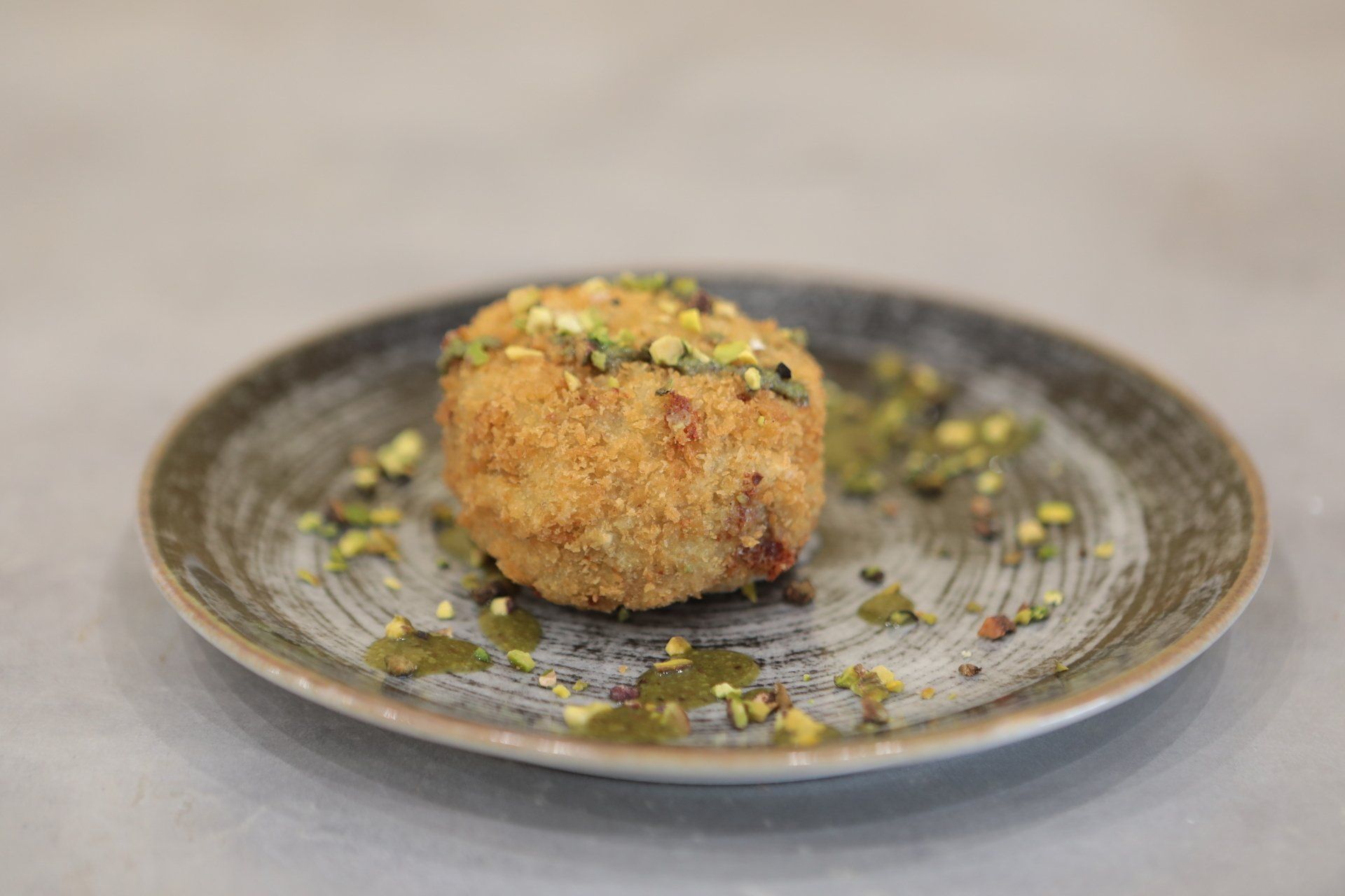 Un primo piano di un piatto di cibo su un tavolo.