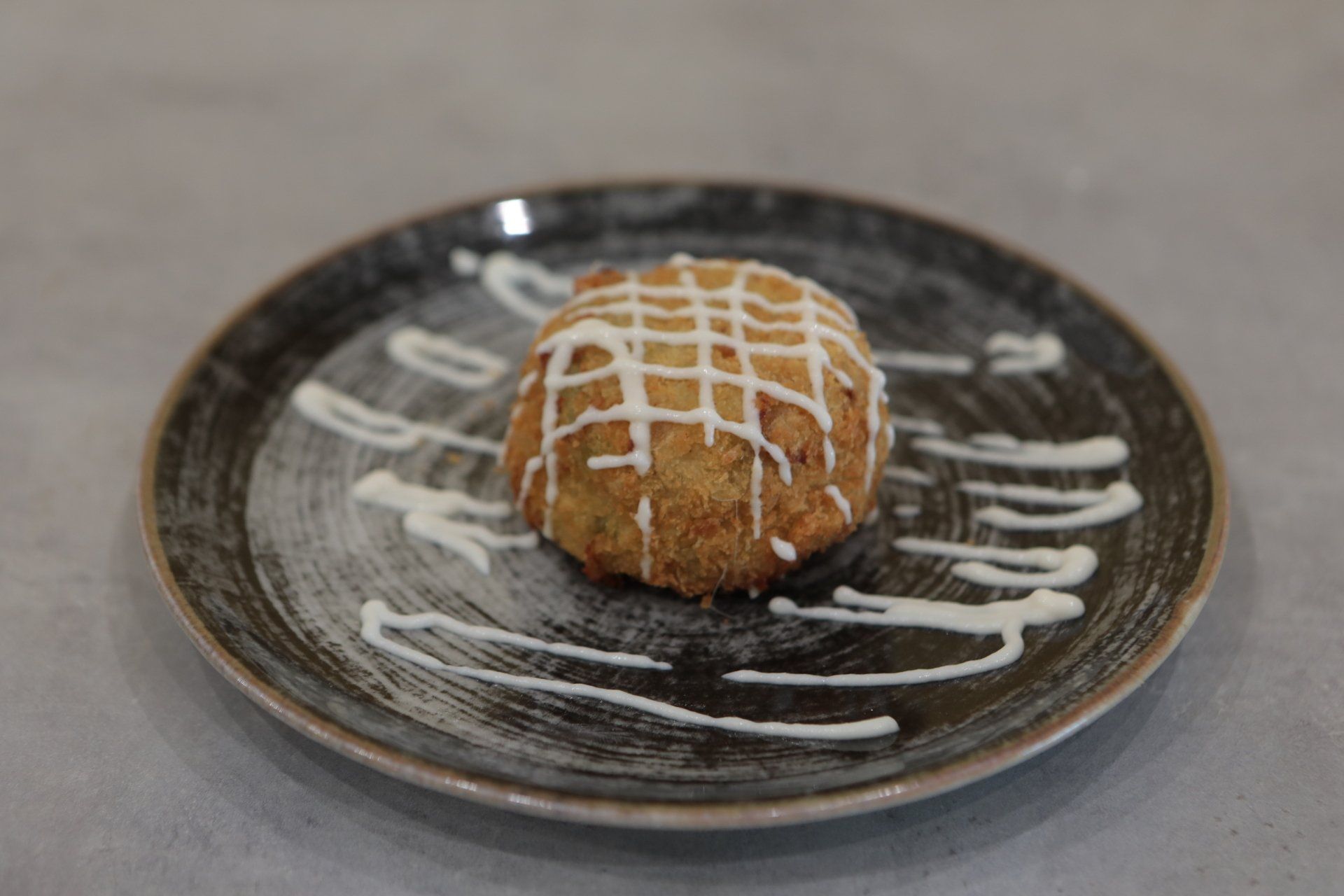 Un primo piano di un biscotto su un piatto su un tavolo.