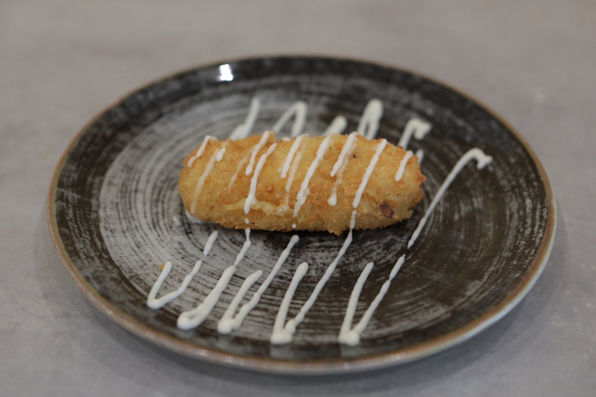 Un primo piano di un piatto di cibo su un tavolo.
