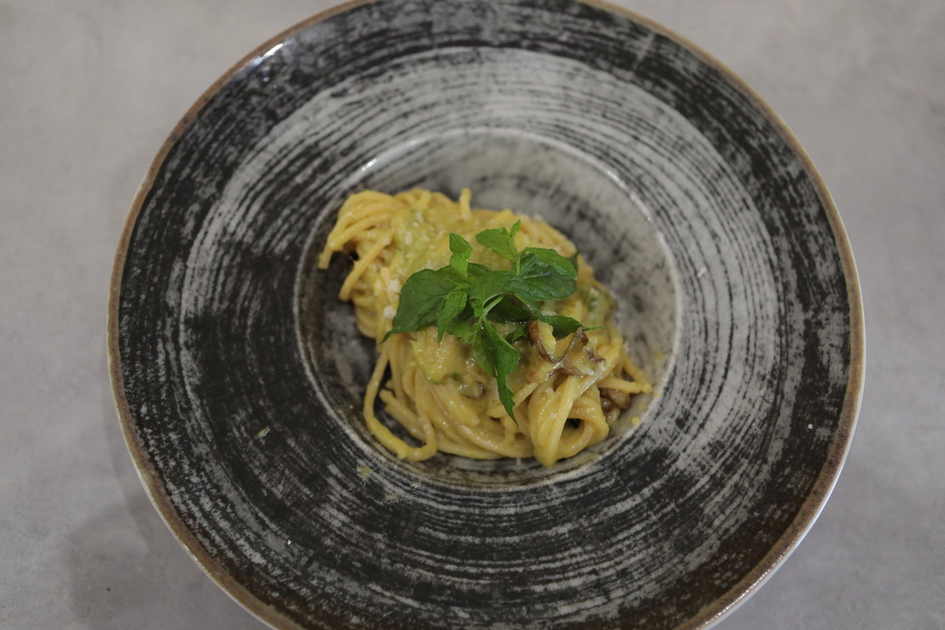 Un primo piano di un piatto di pasta su un tavolo.