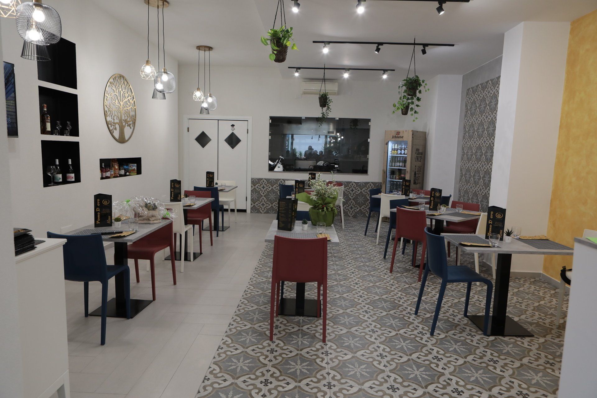 Un ristorante con tavoli, sedie e un frigorifero