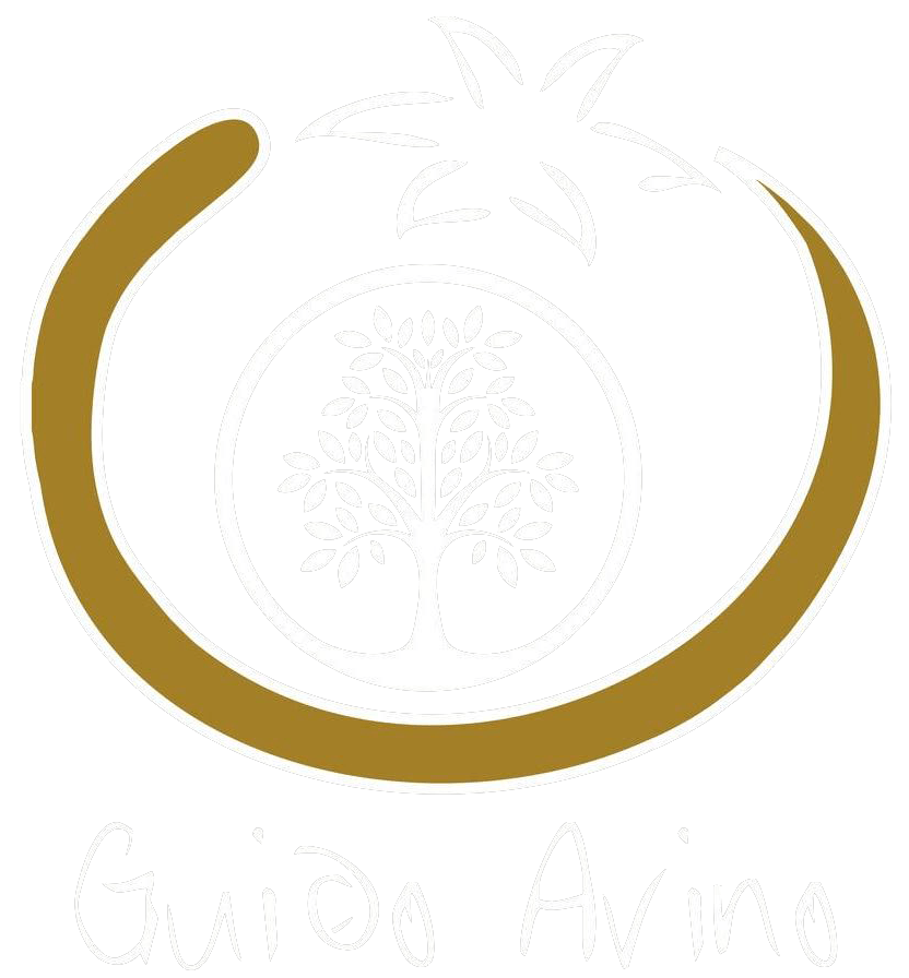 Un cerchio dorato con un albero al suo interno su uno sfondo bianco.