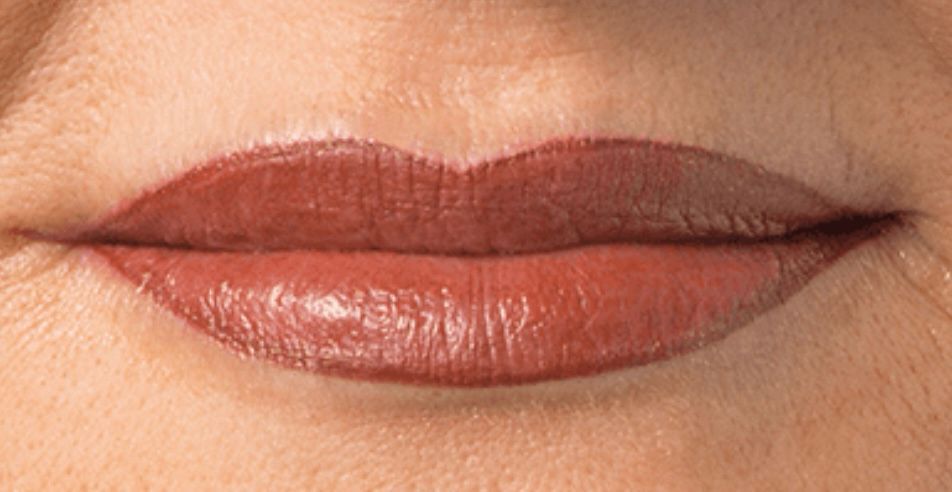 Eine Nahaufnahme der Lippen einer Frau mit rotem Lippenstift.