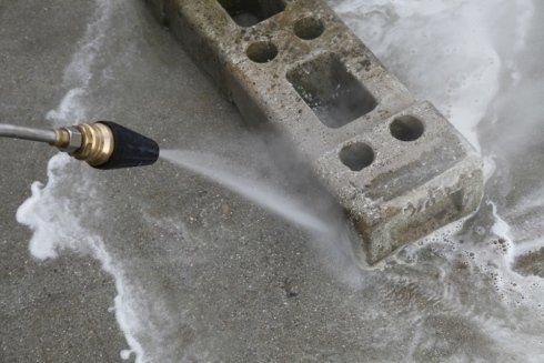 pulizia di un blocco in cemento