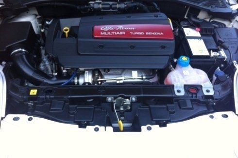 automobile Alfa Romeo con cofano anteriore aperto