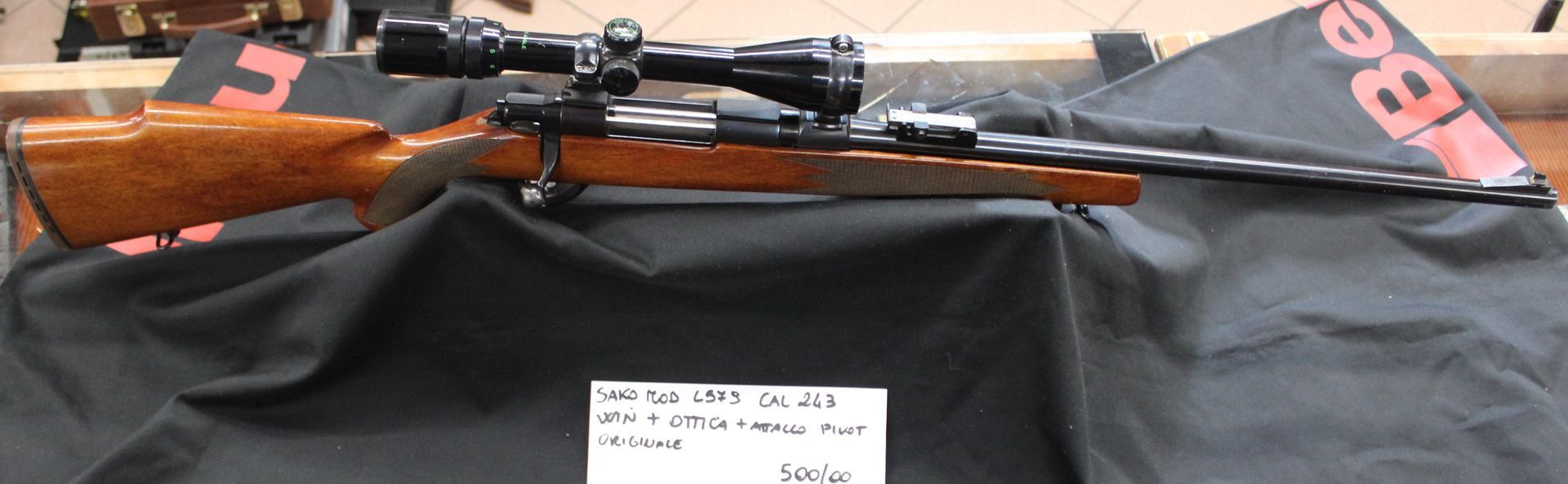 Carabina otturatore girevole Sako modello L579 calibro 243 Win con ottica e attacco a Pivot originale.
Prezzo di 500,00€ 