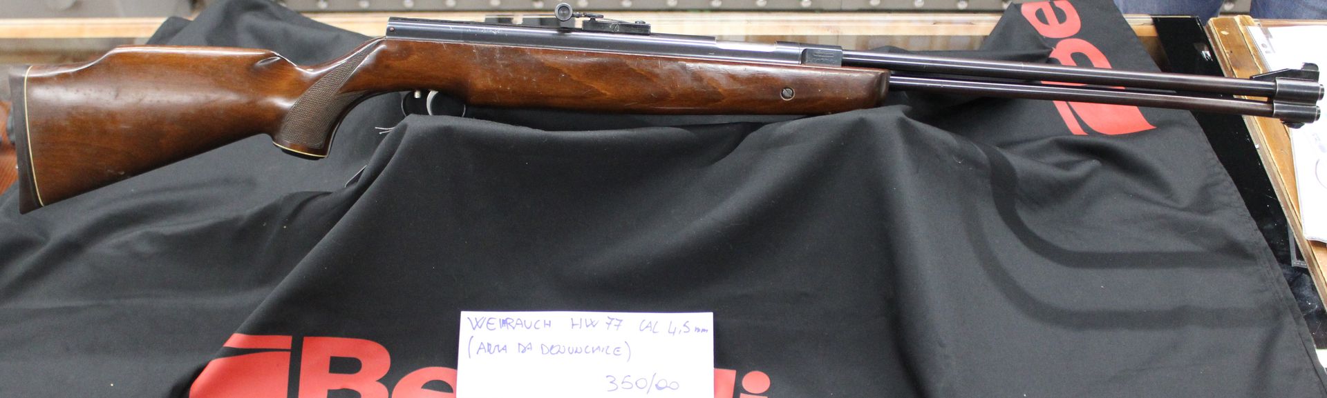 Carabina aria compressa Weihrauch modello HW77 (arma da denunciare) calibro 4.5 mm.
Prezzo di 350,00€