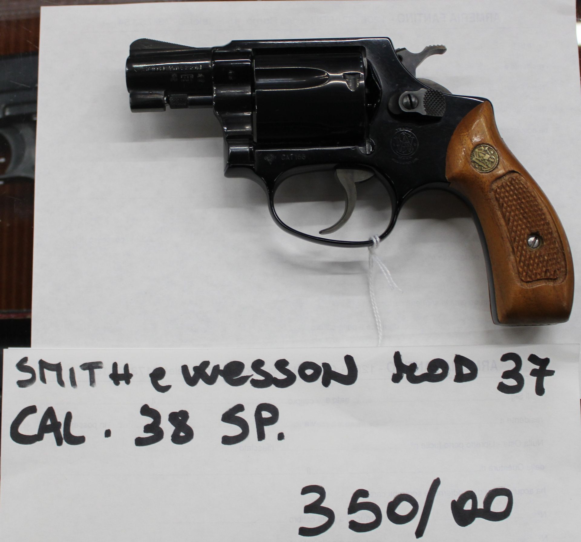 Rivoltella Smith & Wesson modello 37 calibro 38 special.
Prezzo di 350,00€