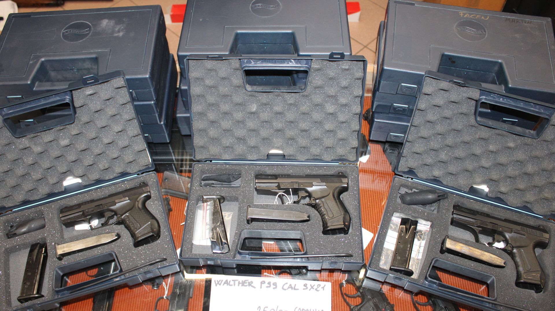 Pistola semiautomatica Walther P99 calibro 9x21.
Prezzo di 250,00€ a pistola!!