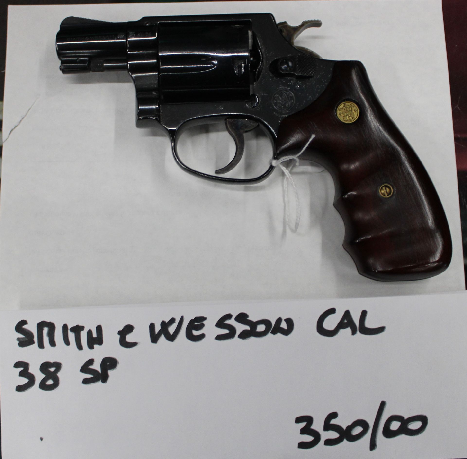 Smith & Wesson calibro 38 Special.
Prezzo di 350,00€