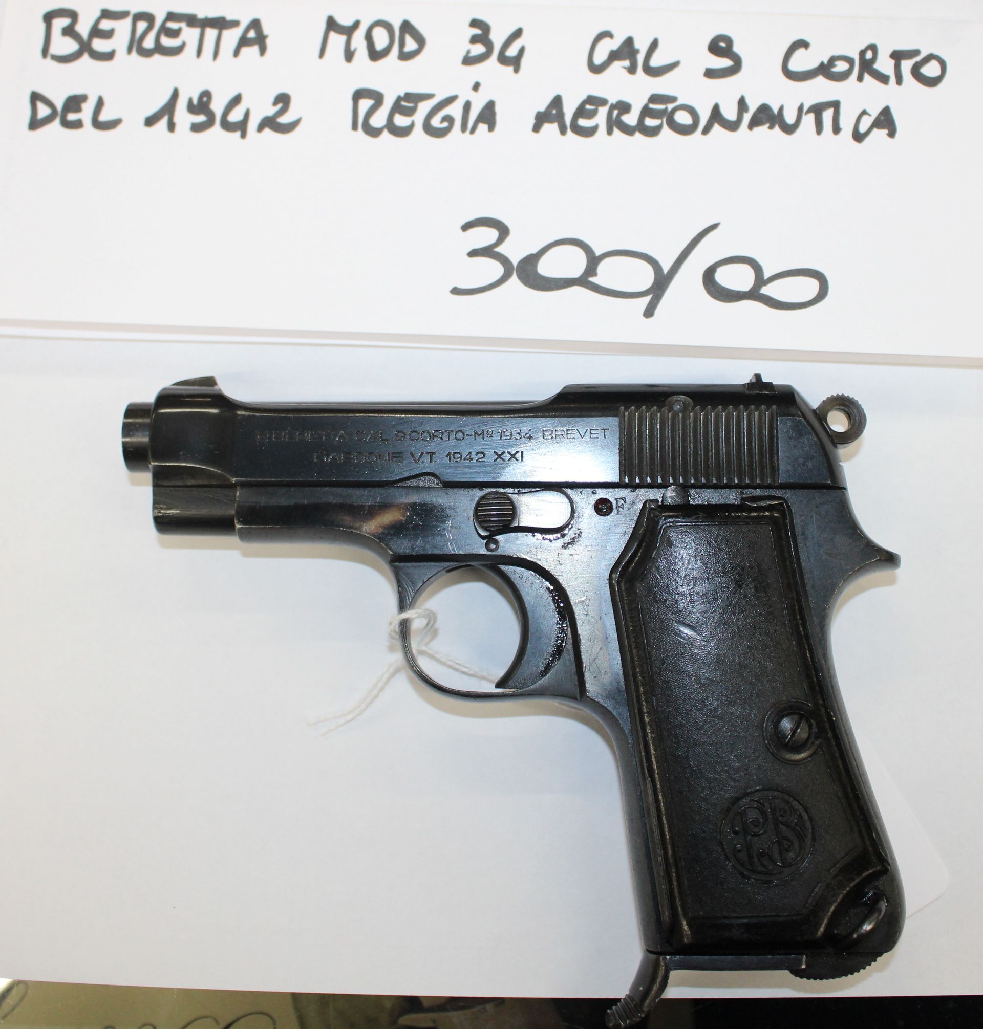 Pistola semiautomatica P.Beretta modello 34 calibro 9 corto anno 1942 (E.F. marcata XXI) con logo Regia aereonautica.
Prezzo di 300,00€
