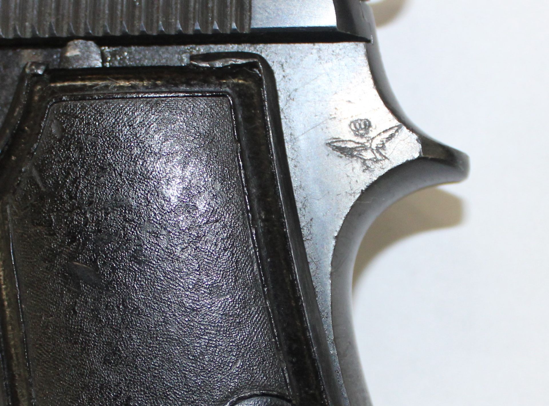 Dettaglio del logo della regia aereonautica su pistola P.Beretta mod. 34