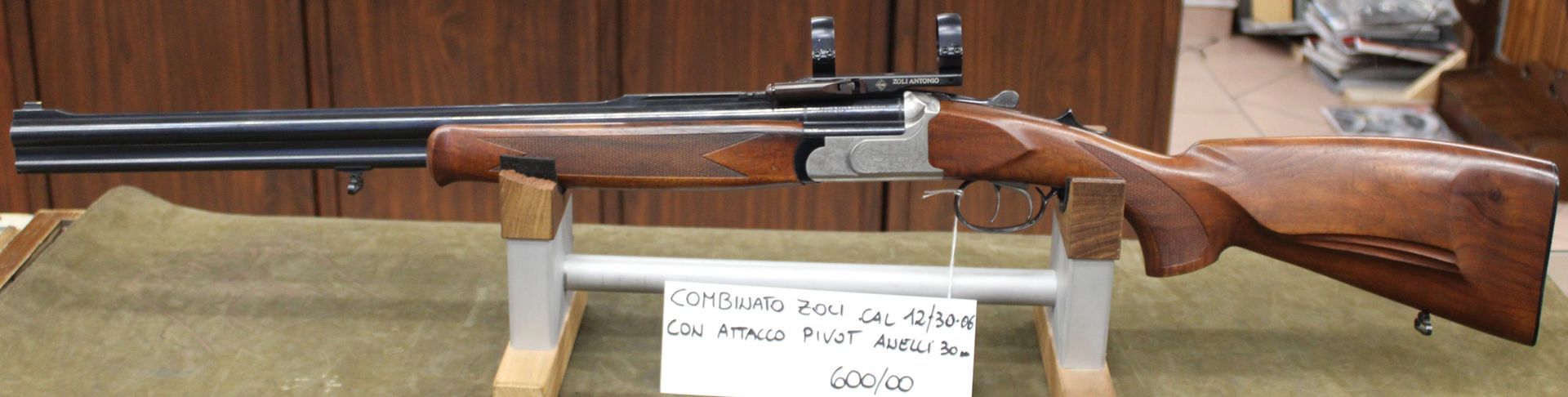 Fucile sovrapposto combinato Zoli calibri 12-30/06 con attacco a pivot e anelli da 30 mm.
Prezzo di 600,00€