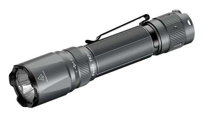 Torcia ad alta potenza con batteria ricaricabile Fenix TK 20R UE disponbile in diversi colori. 
Prezzo di 140,00€ cone stensione di garazia a 10 anni (5+5)
