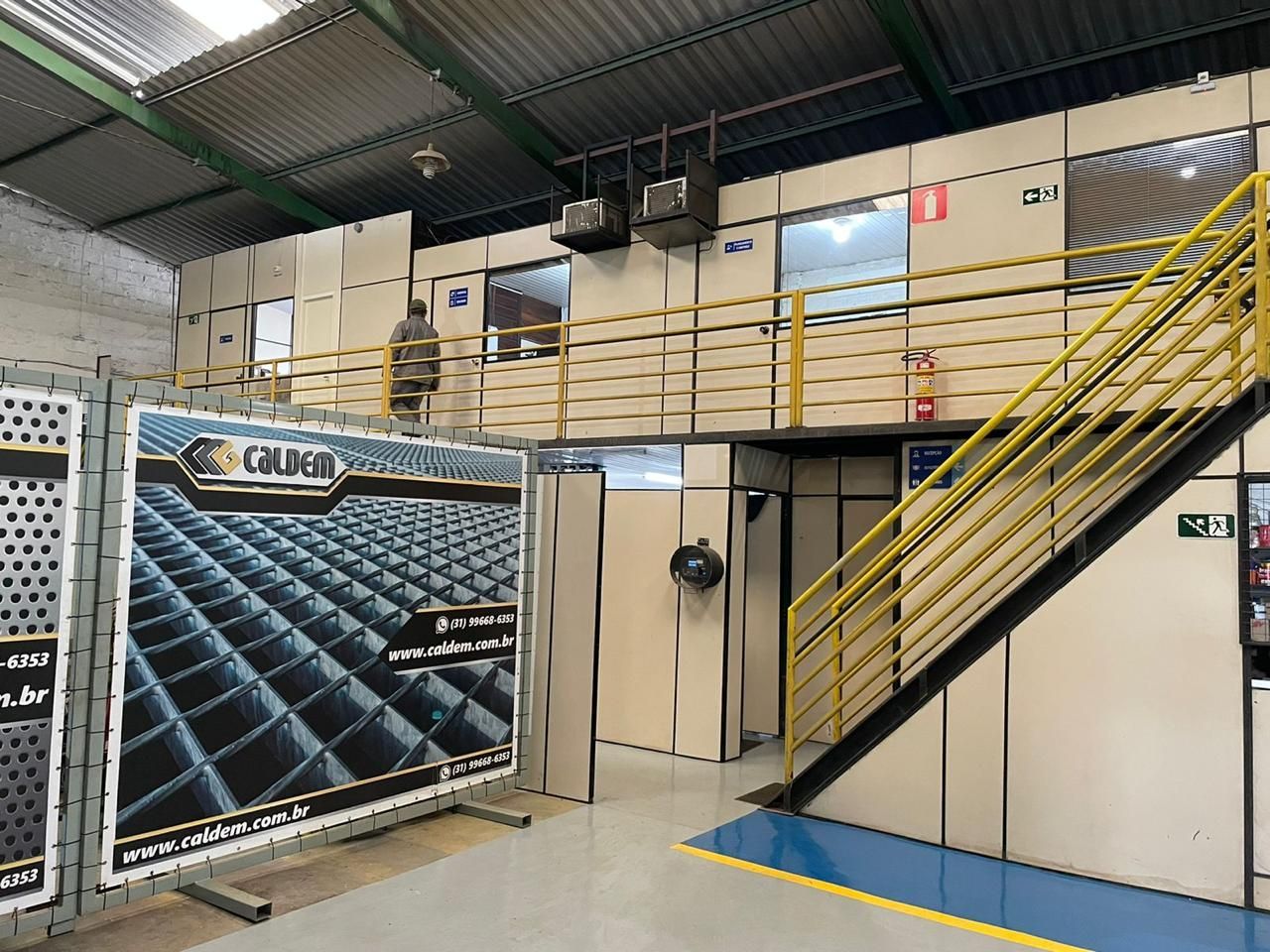 Um armazém com uma escada que leva ao segundo andar.