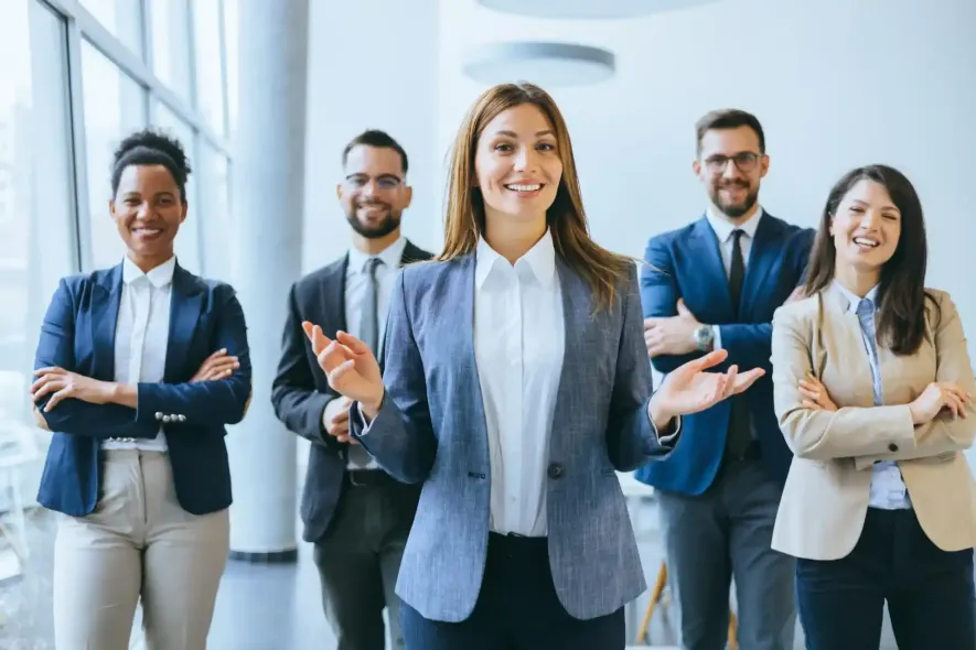 Un team aziendale sorridente in un ufficio.