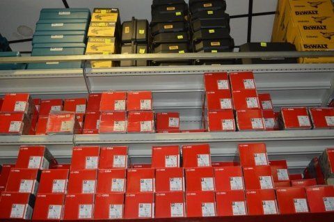 un scaffale pieno di scatole di minuteria