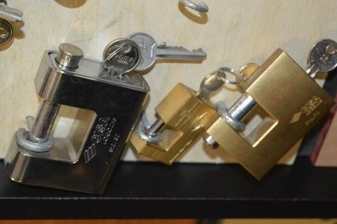 un primo piano di un lucchetto e una chiave su un tavolo