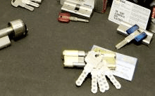 un mucchio di chiavi su un tavolo .