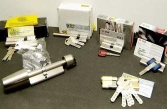 un tavolo pieno di diversi tipi di chiavi e serramenti.