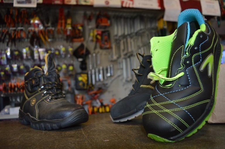 Scarpe da lavoro di vario tipo