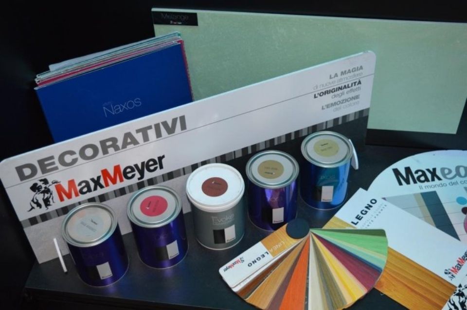 Vernici di vari colori dall'alto