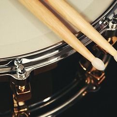 Par af trumbur sem sitja ofan á snerlutrommu.