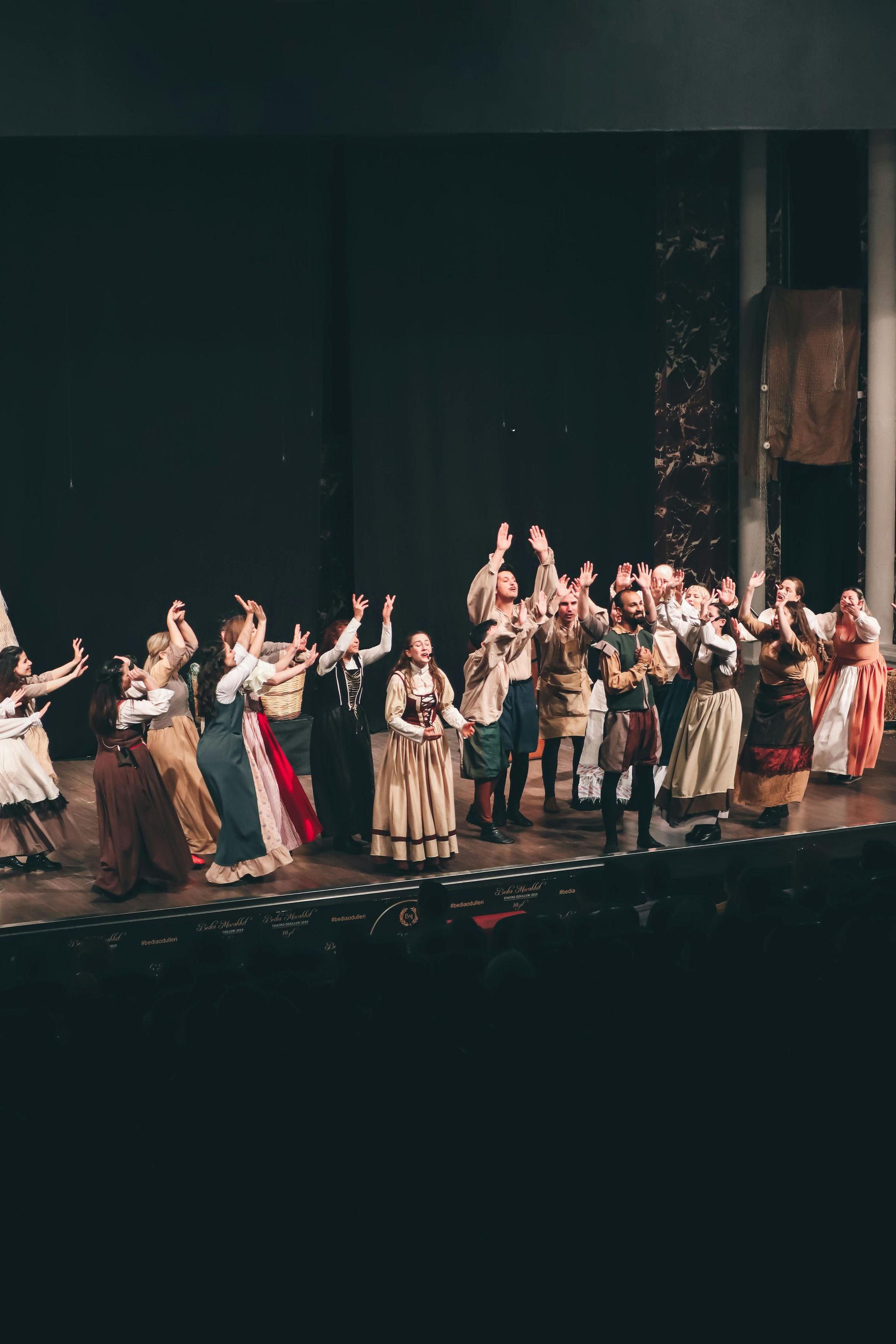 Ung stúlka spilar á píanó