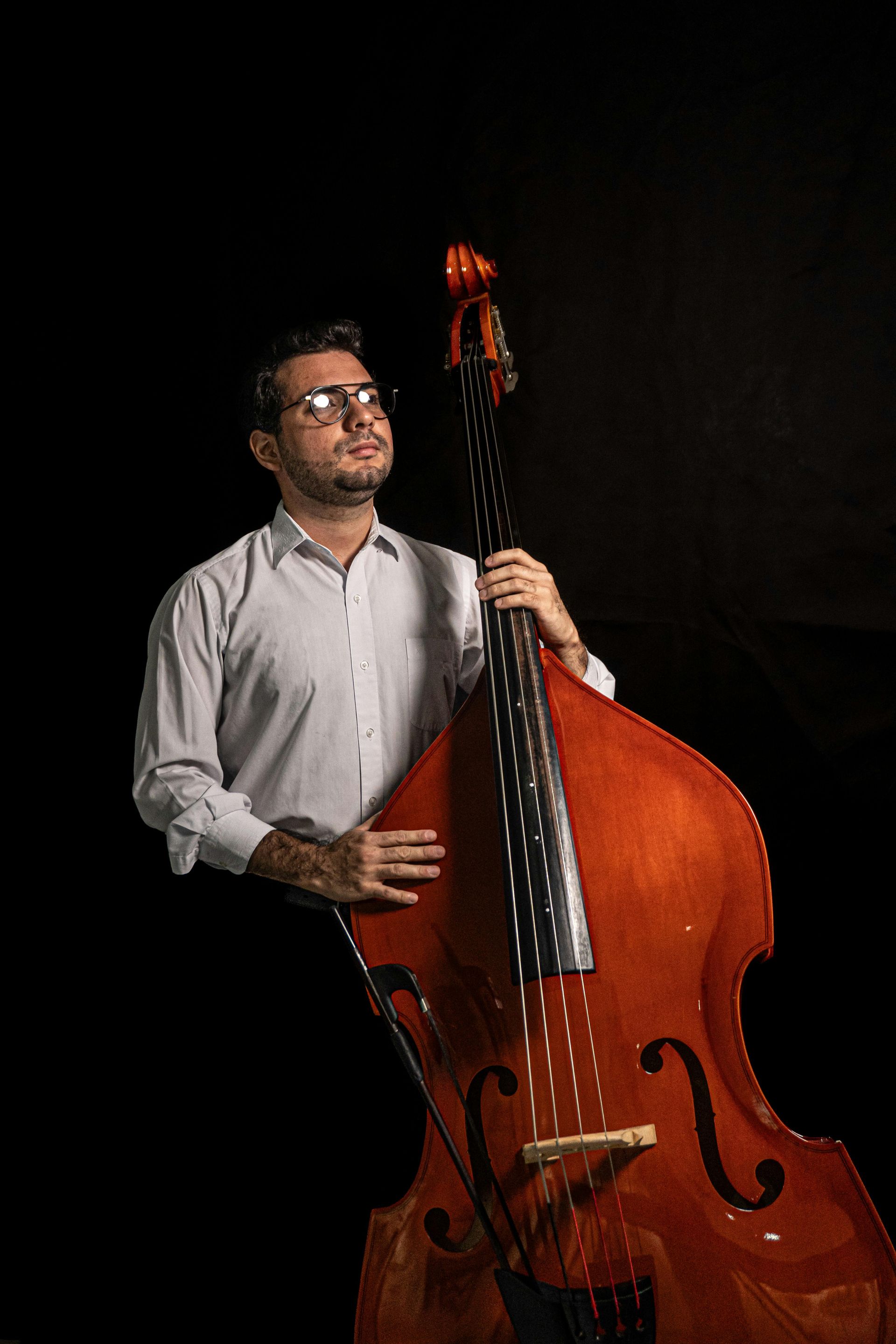 litrík teiknimynd af stelpu að spila á fiðlu