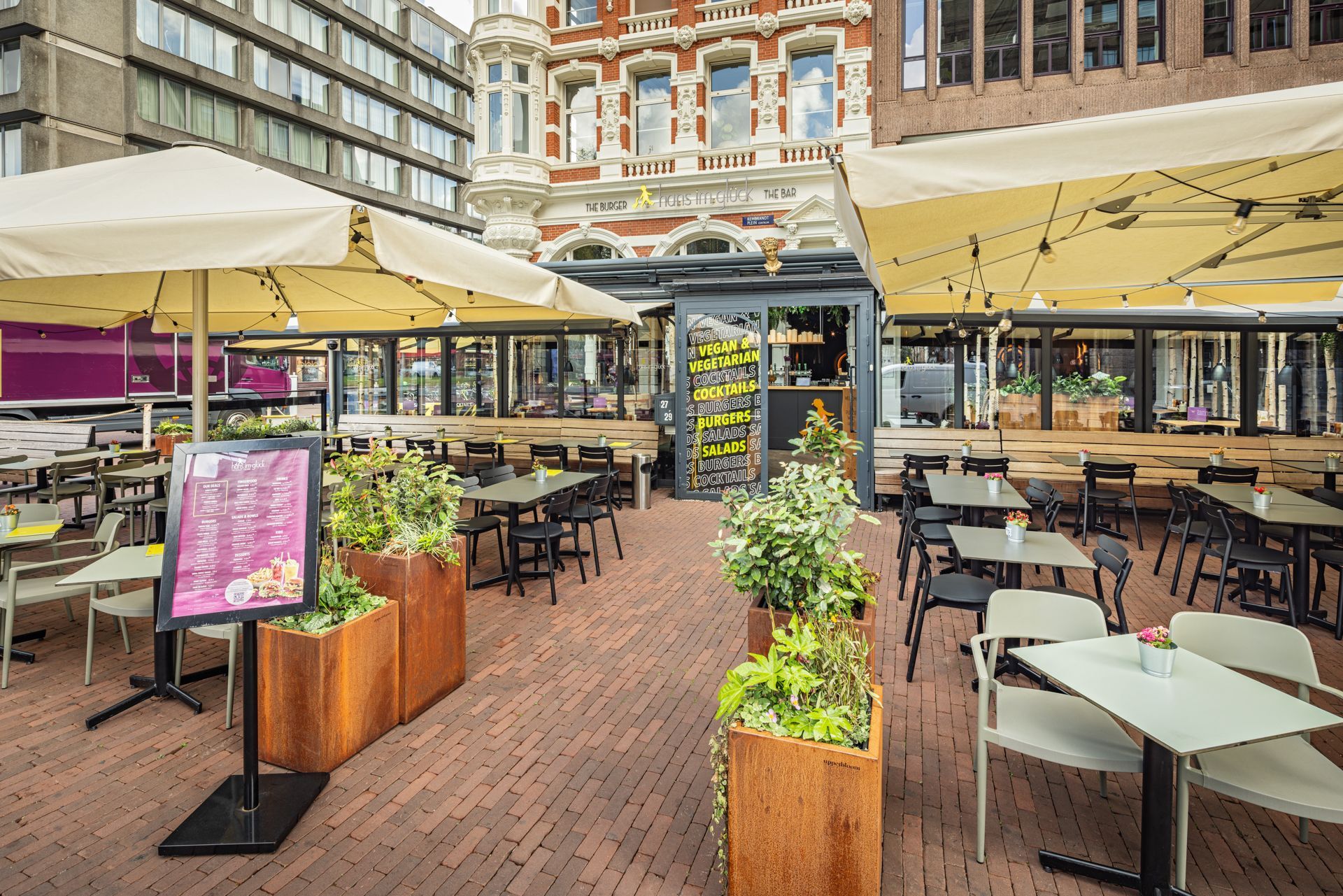 Eröffnung Hans im Glück Amsterdam - Einladender Außenbereich des Burgerrestaurants mit Außenbestuhlung – Referenzprojekt Restaurantumbau Generalunternehmer Innenausbau