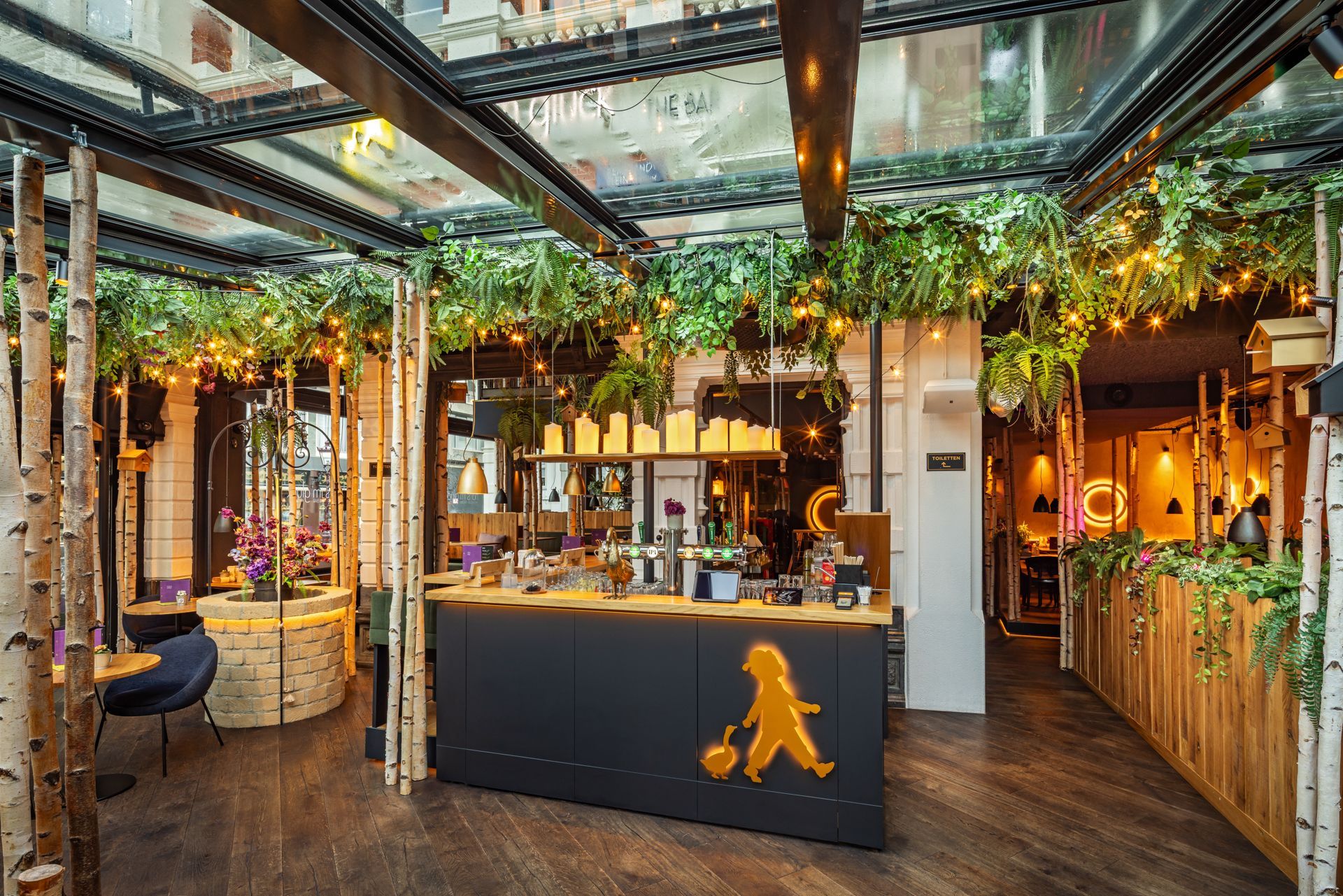 Neueröffnung Hans im Glück Restaurant in Amsterdam - Moderner Gastronomie-Barbereich mit maßgeschneiderter Inneneinrichtung aus Holz, dekorative Wandelementen – Referenzprojekt Restaurantumbau Generalunternehmer Innenausbau