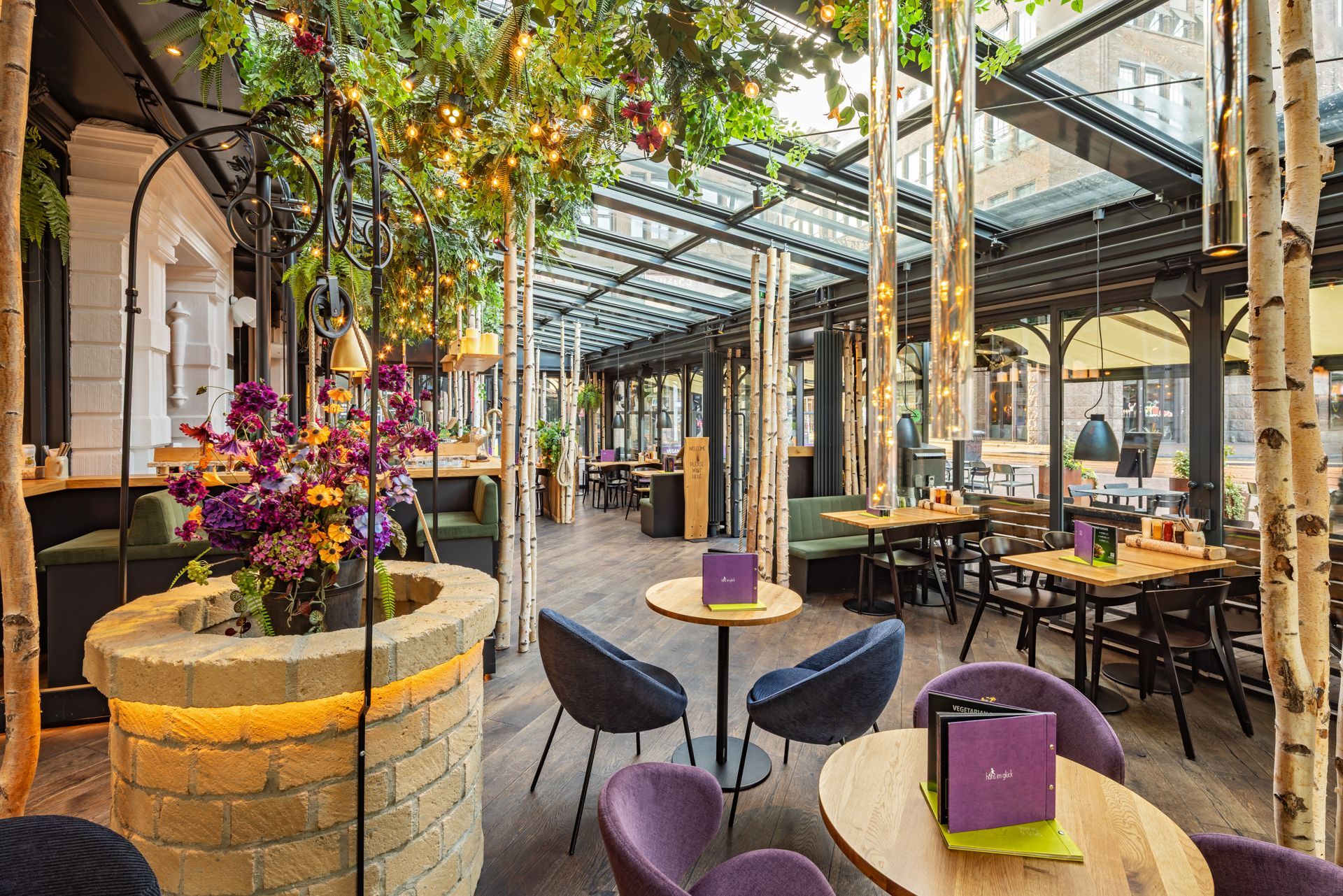 Hans im Glück Amsterdam - Gastronomie mit maßgeschneiderter moderner Inneneinrichtung in einem charmanten Wintergarten – Referenzprojekt Restaurantumbau Generalunternehmer Innenausbau