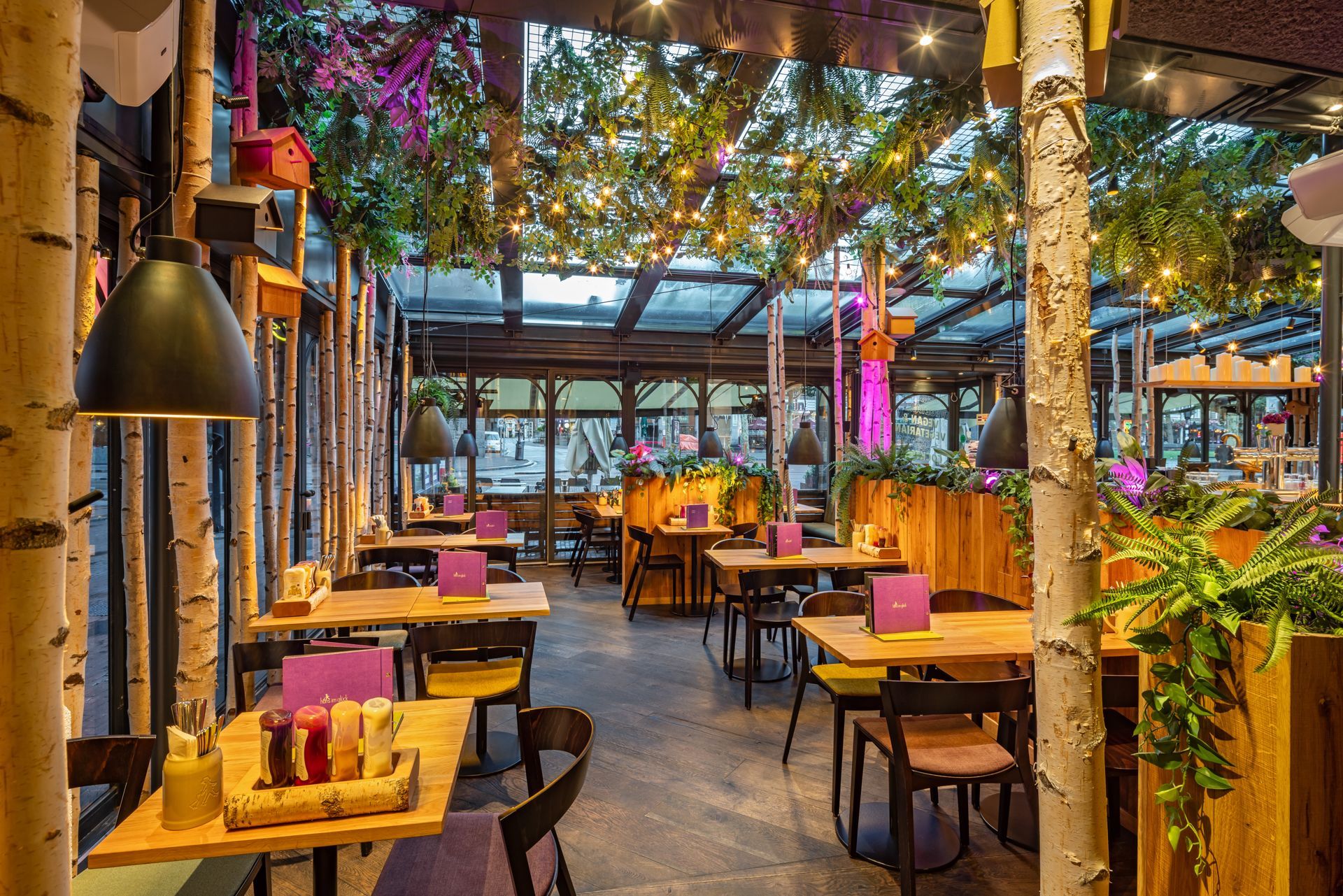 Hans im Glück Amsterdam, Niederlande - Moderner Gastronomie-Essbereich im Wintergarten mit maßgeschneiderter Inneneinrichtung – Referenzprojekt Restaurantumbau Generalunternehmer Innenausbau