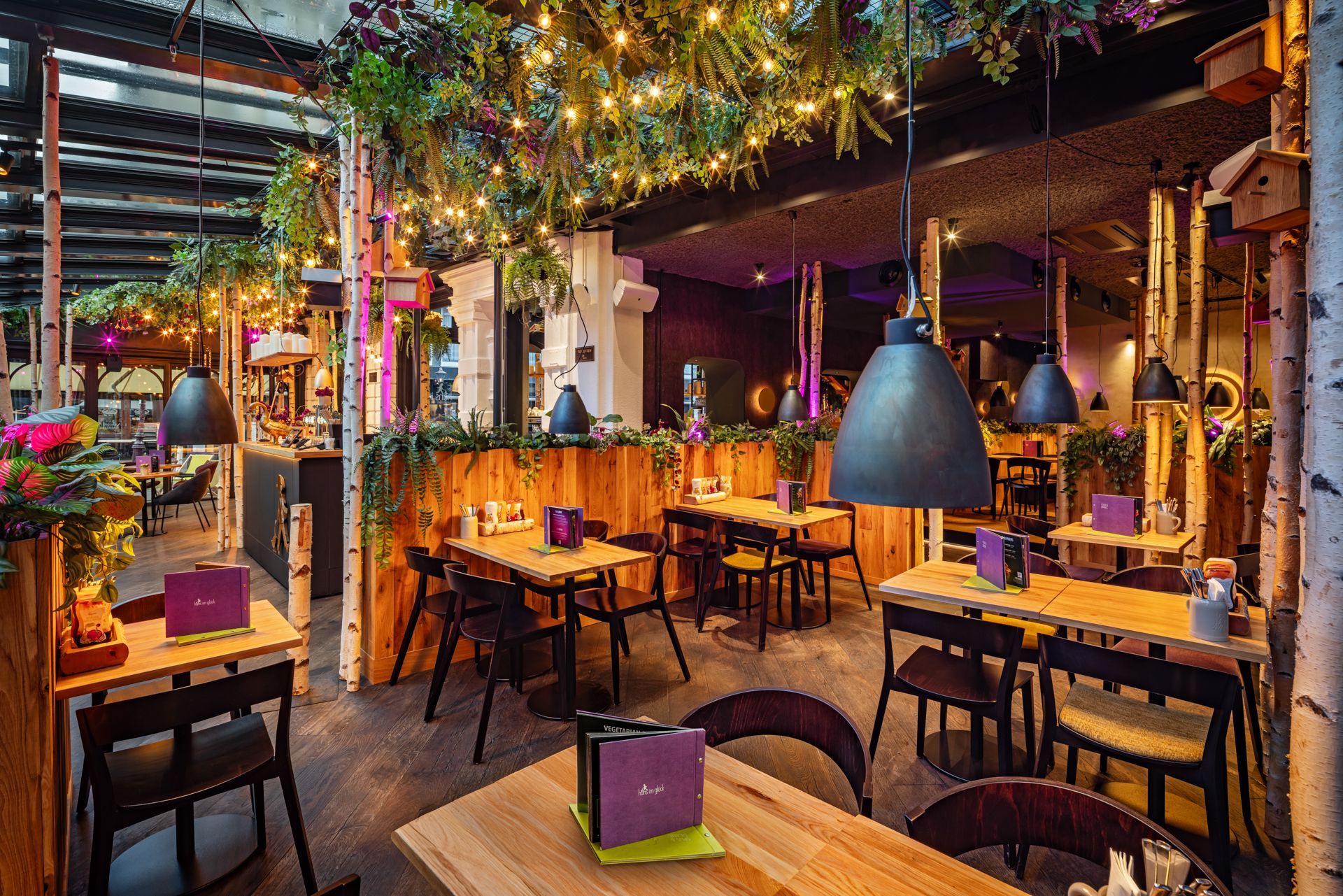 Neueröffnung Hans im Glück Amsterdam - Moderner Gastronomie-Sitzbereich mit maßgeschneiderter Inneneinrichtung aus Holz – Referenzprojekt Restaurantumbau Generalunternehmer Innenausbau