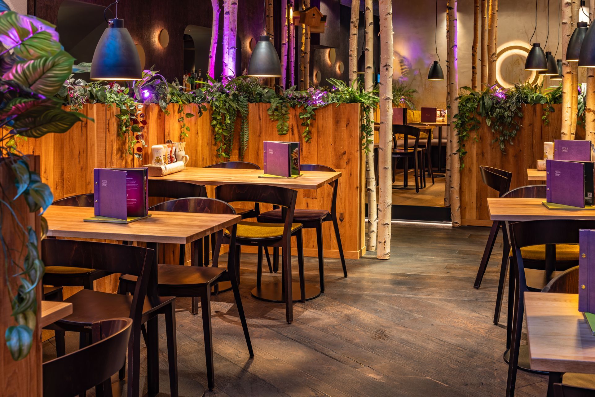 Hans im Glück Amsterdam - Moderner Gastronomie-Essbereich mit maßgeschneiderter Inneneinrichtung aus Holz, dekorative Wandelemente – Referenzprojekt Restaurantumbau Generalunternehmer Innenausbau